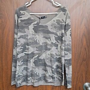 C'est Moi Size M/L Grey Calla Camo Longsleeve Top